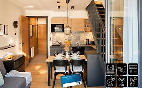 ENJOYHARRACHOV - Atraktivní klidný klimatizovaný apartmán 20 v centru Harrachova s parkováním, Wifi-WLAN, SAT, herní konzolí, Ipad, Netflix zdarma, možností dobíjení auta, výhledem do zahrady a na kostelík jen 150m od lanovky
